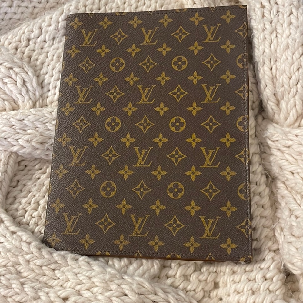 Louis Vuitton folder